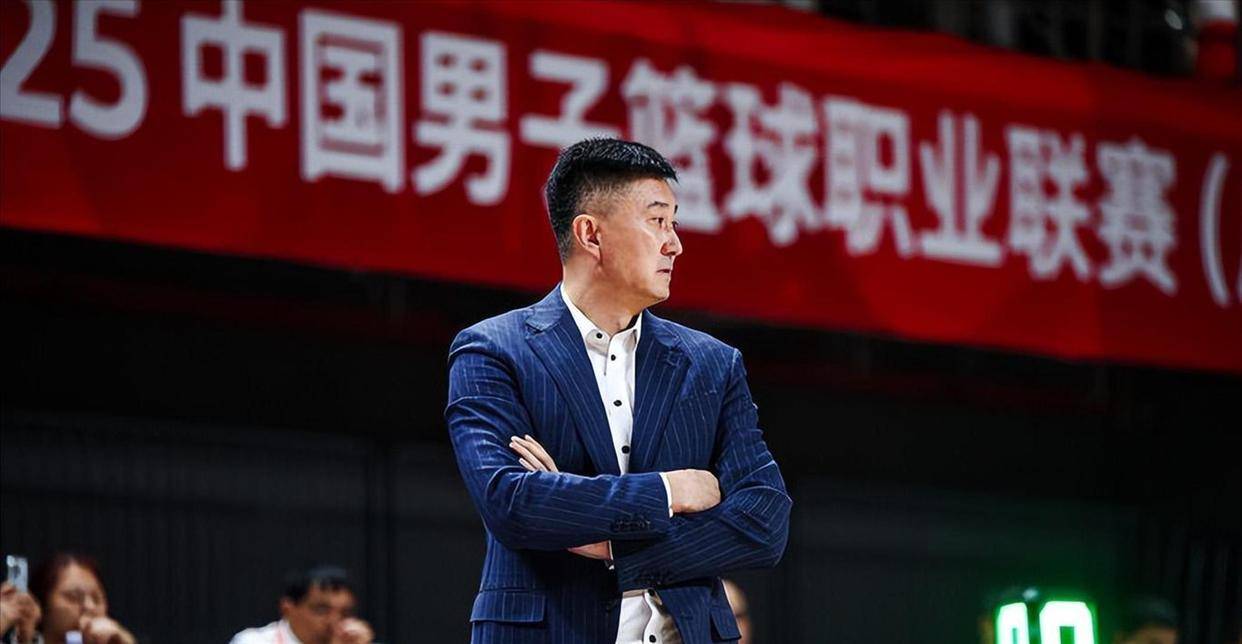 皇冠中国-包含刚刚！广东宏远临场应变备战欧超杯转会期俄克拉荷马雷霆备战国王杯，克里夫兰骑士集结日更衣室发声的词条